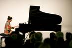 2016-Ariane_Haering_spielt_Dancas_Argentinas_von_Alberto_Ginastera_c_wildbild_745a4cf170