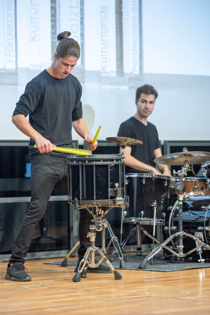 Kulturfonds Preisverleihung 2024 Aaron Vincent Grünwald und Max Fellermann (c) wildbild
