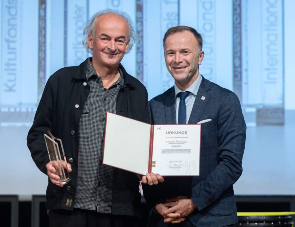 Kulturfonds Preisverleihung 2024 Andreas Neumayer und Bgm. Bernhard Auinger (c) wildbild