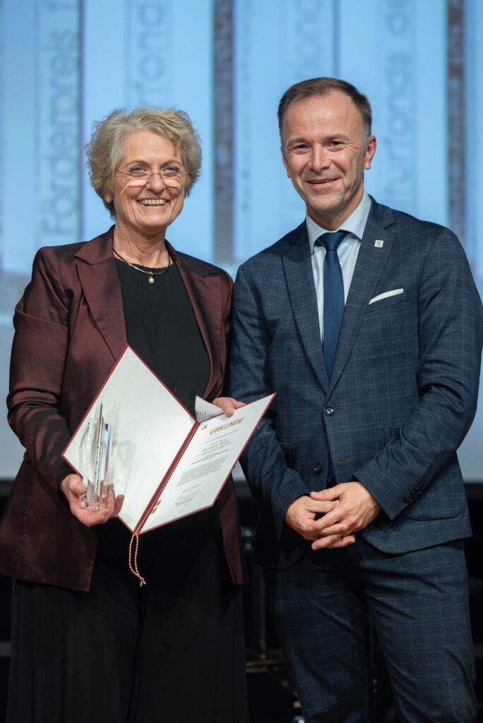 Kulturfonds Preisverleihung 2024 Michaela Rückl und Bgm. Bernhard Auinger (c) wildbild