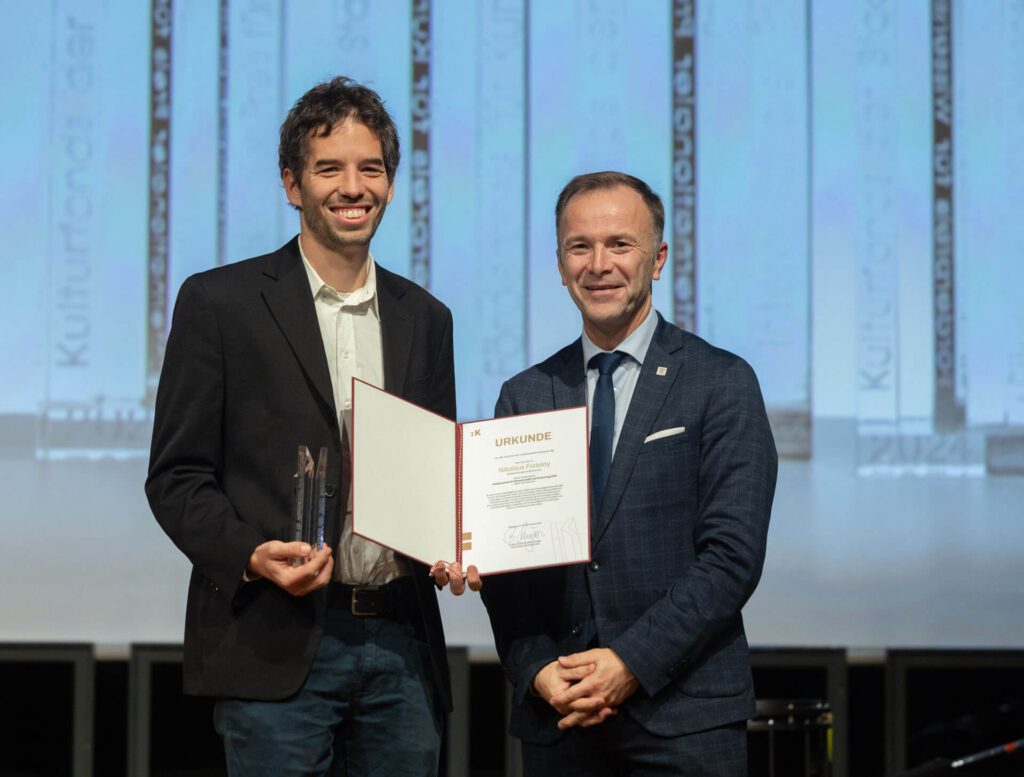 Kulturfonds Preisverleihung 2024 Nikolaus Fortelny und Bgm. Bernhard Auinger (c) wildbild