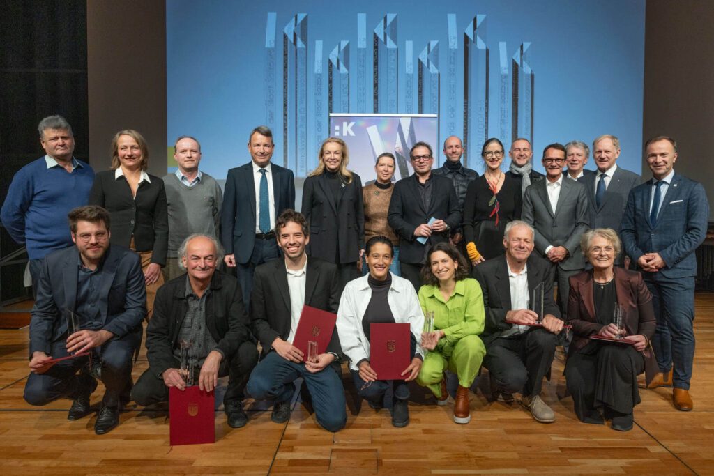Kulturfonds Preisverleihung 2024 Preistraegerinnen und Kuratoriumsmitglieder (c) wildbild