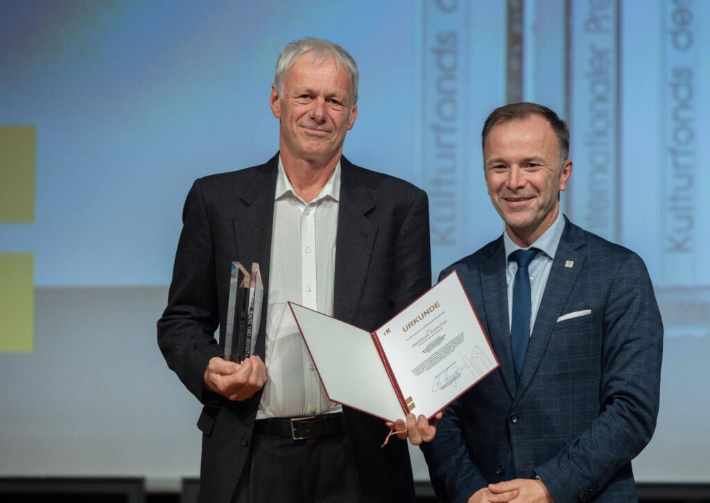 Kulturfonds Preisverleihung 2024 Reinhold Tritscher und Bgm. Bernhard Auinger (c) wildbild