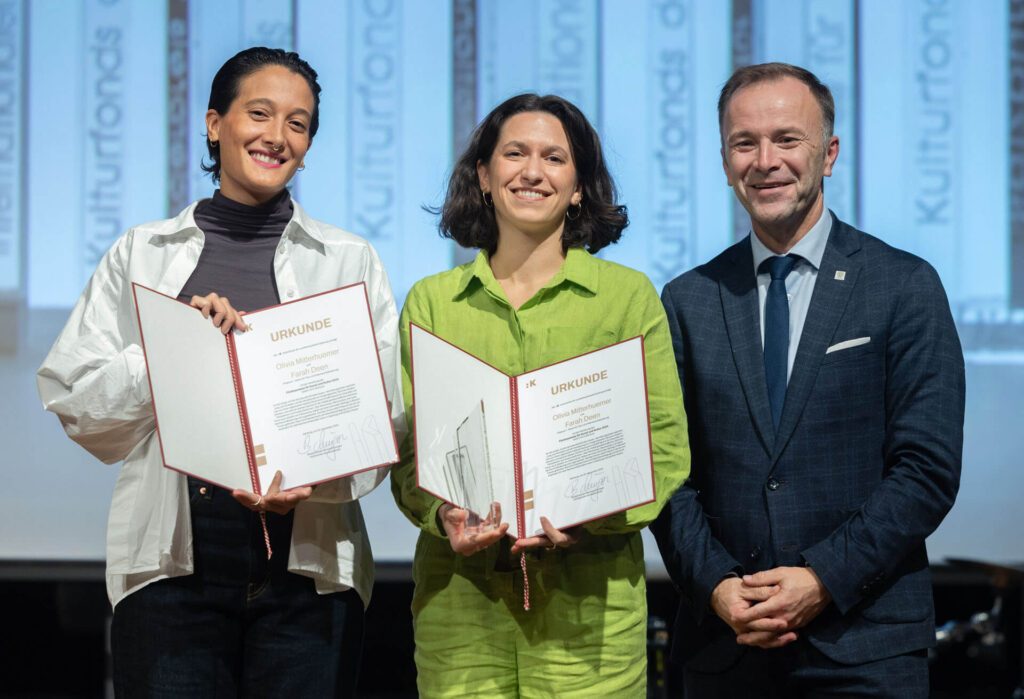 Kulturfonds Preisverleihung 2024 farah Deen_Olivia Mitterhuemer und Bgm. Bernhard Auinger (c) wildbild