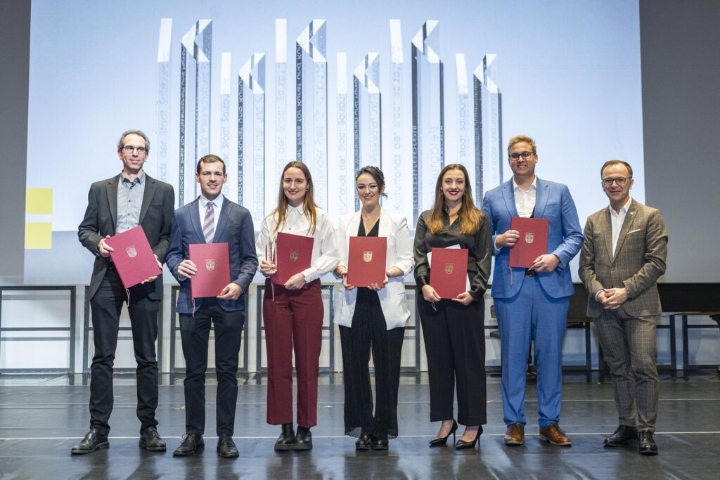 Kulturfonds Preisverleihung 2025 Bürgermeister Bernhard Auinger und das Forschungsteam NS-Zwangslager und Zwangsarbeit im Raum Salzburg